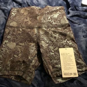 EUC lululemon Wunder Train HR Short 6”. Foil. Size 6. LFIR